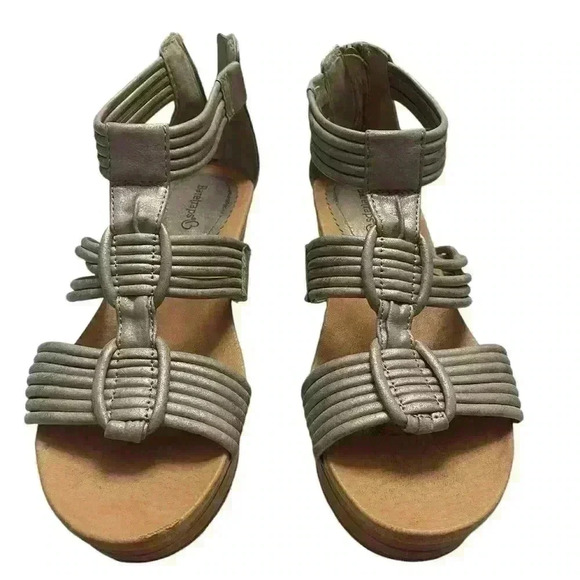 Baretraps Keisha Wedge Sandals Gold Faux Leather Size 7.5 - Picture 2 of 8